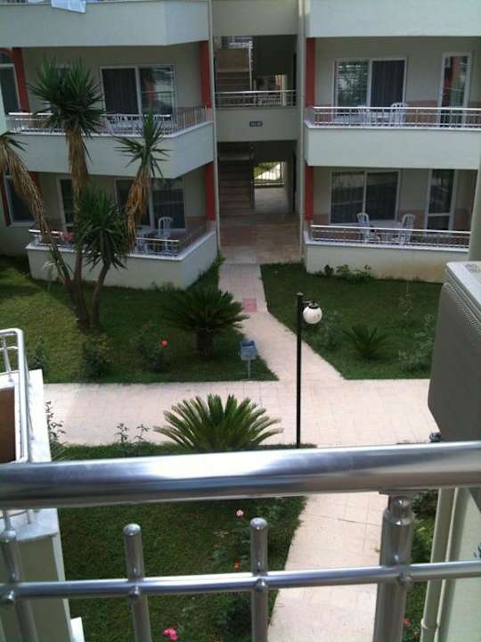 Blick zum Hof Hotel Sirma