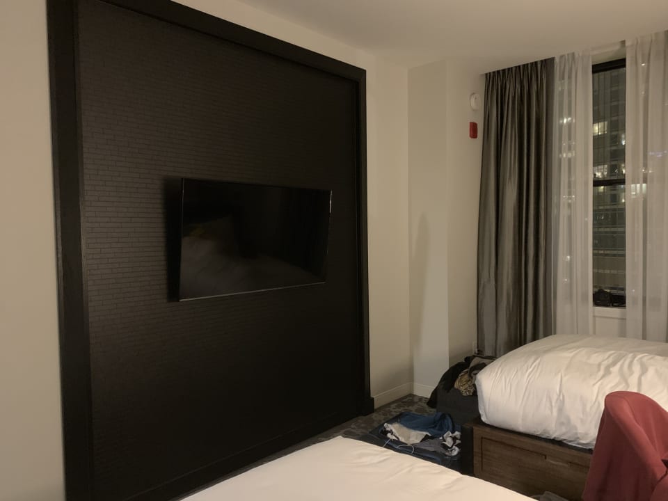 Zimmer LondonHouse Chicago, Curio Collection by Hilton