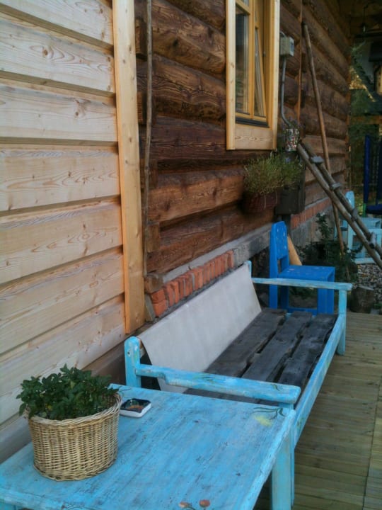 Ławeczki przy wejściu Pensjonat Legenda Tatr