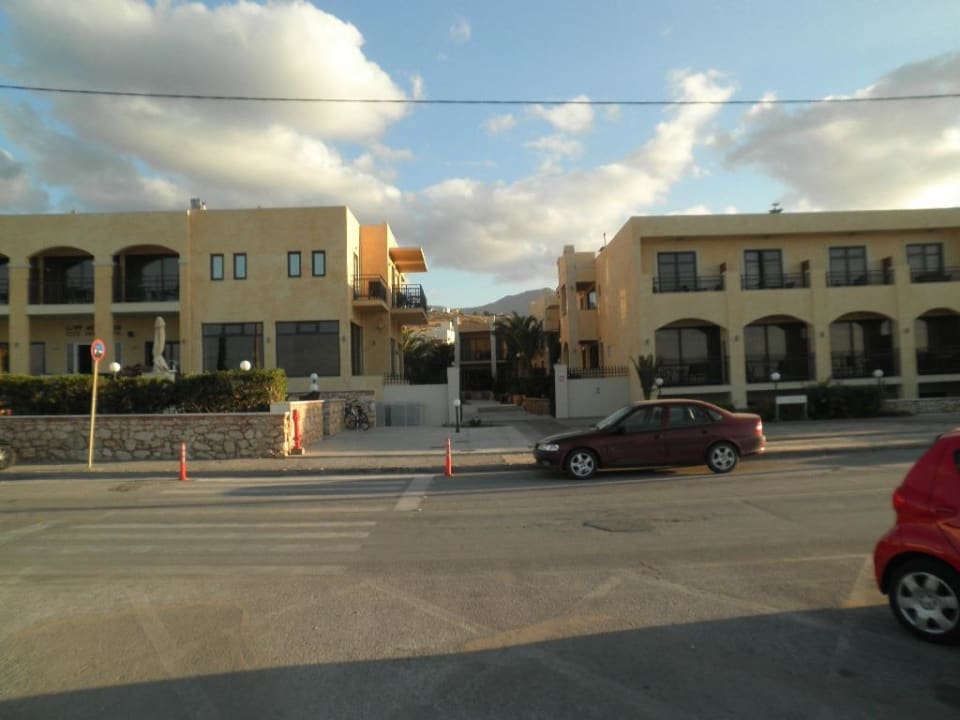 Haupthaus und eines der Nebengebäude Hotel Atlantis Beach