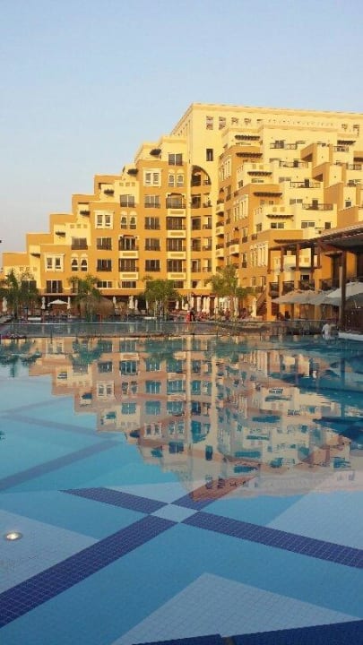 Eine Pyramide und der Pool Rixos Bab Al Bahr