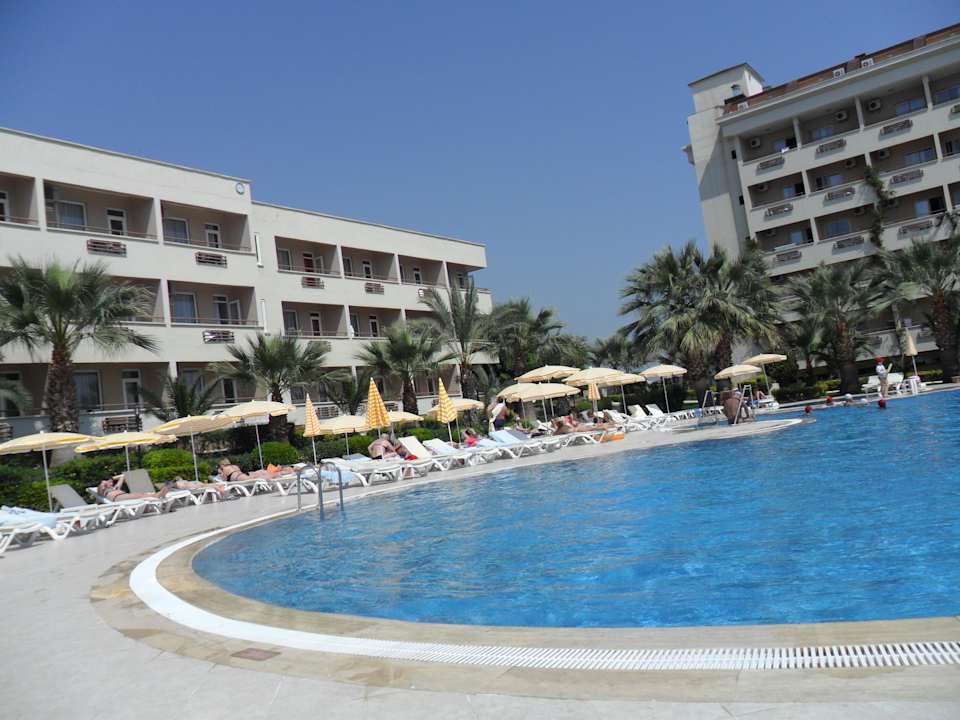Вид на бассейн Aska Bayview Resort