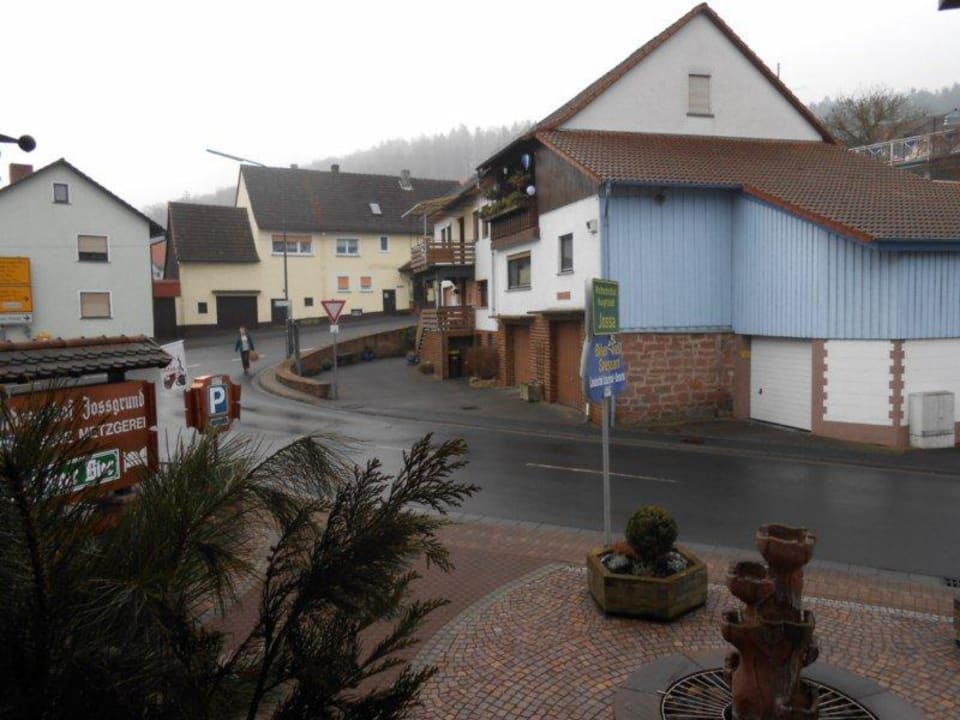 Blick auf die Strasse Landgasthof Zum Jossgrund