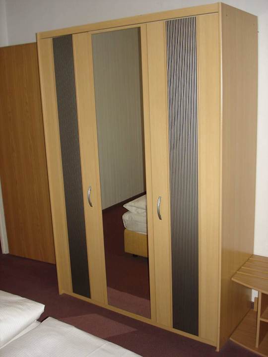 Schrank im Schlafzimmer Days Inn Leipzig City Centre