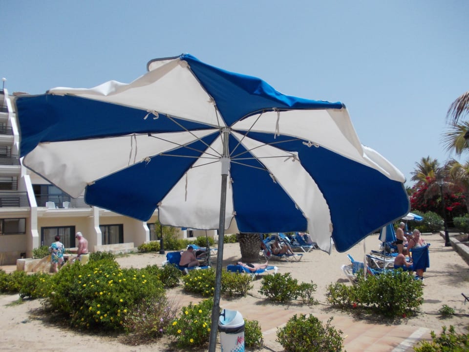 Defekter Sonnenschirm SBH Crystal Beach Hotel & Suites