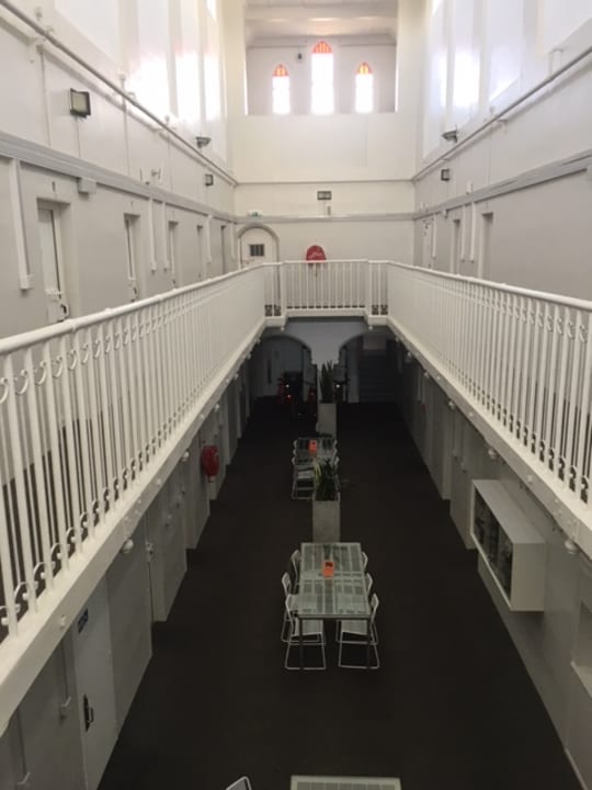 Die Zellen werden geöffnet, ab in den Freigang Jailhouse Accommodation