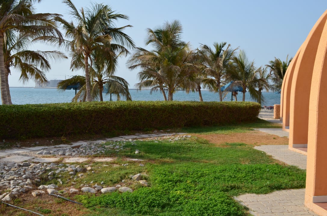 Terrasse mit Steingarten und Strand BM Beach Resort