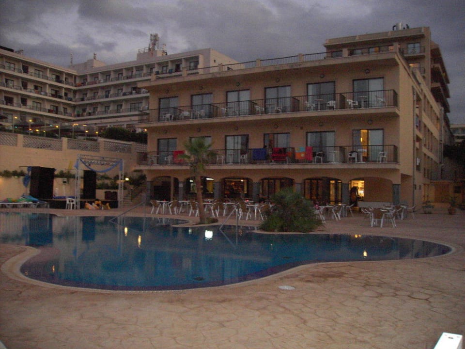 Aussicht vom Pool zum Hotel HSM Regana - Adults Only