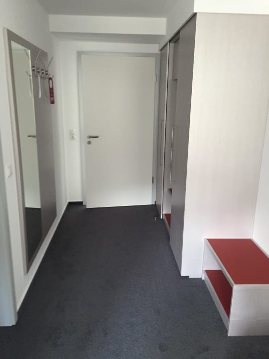 Schrank, Spiegel etc. inkl. Bademäntel und Hausschuh Hotel Hennedamm