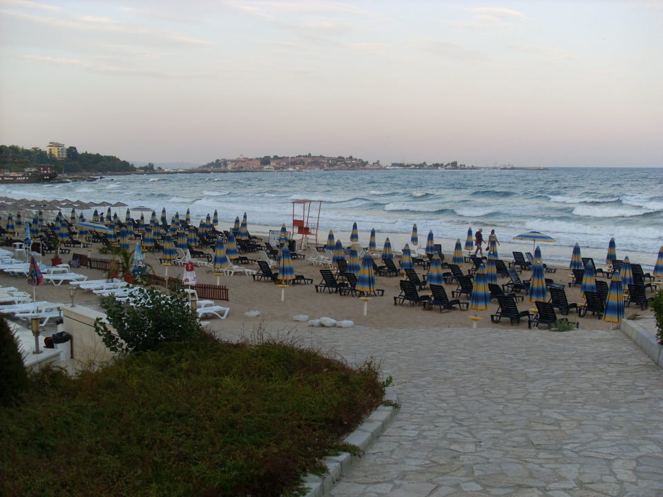 Hotel-Strand, blaue Liegen kosten 15 Euro Pro Tag  Hotel Bilyana Beach