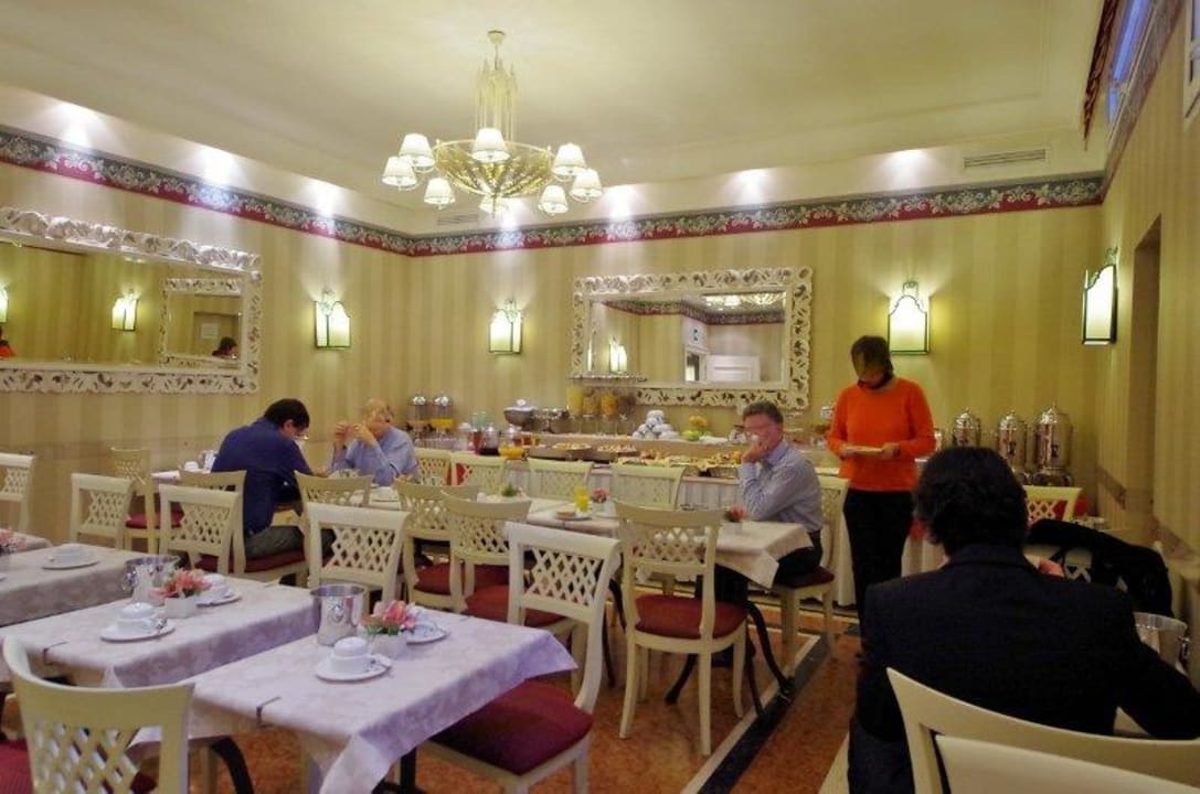 Kleiner, freundlicher Frühstücksraum Villa Glori