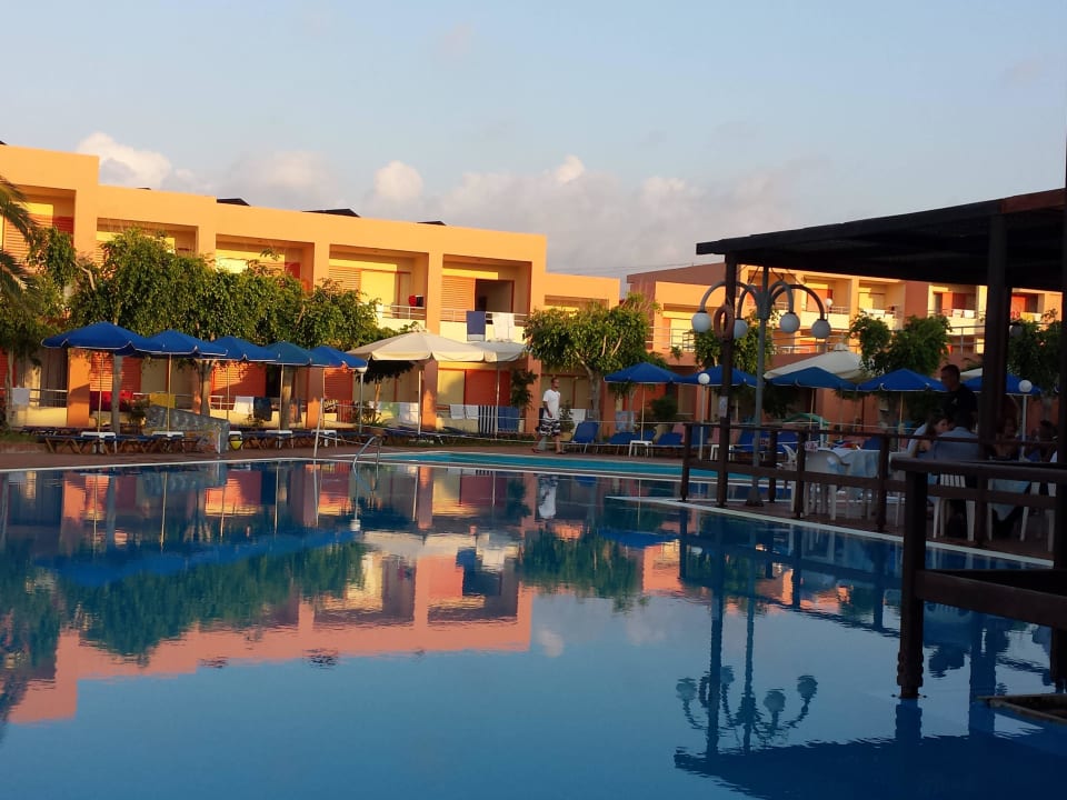 Außenansicht mit Blick zum Pool Rethymno Village