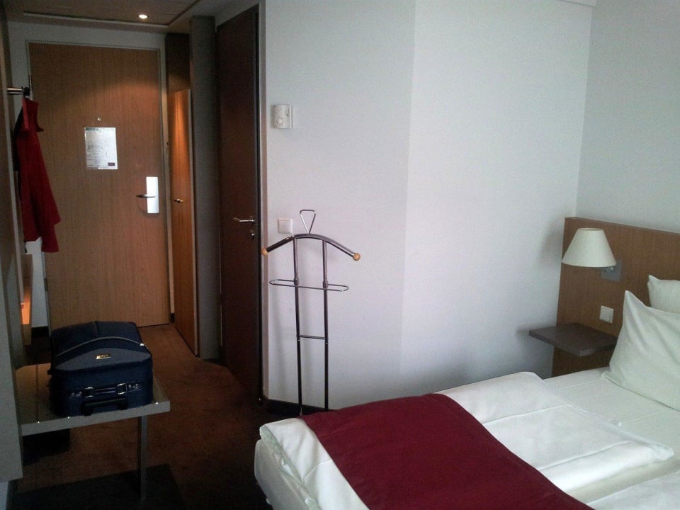 Blick in ein Standard-DZ Mercure Hotel Hamburg Mitte
