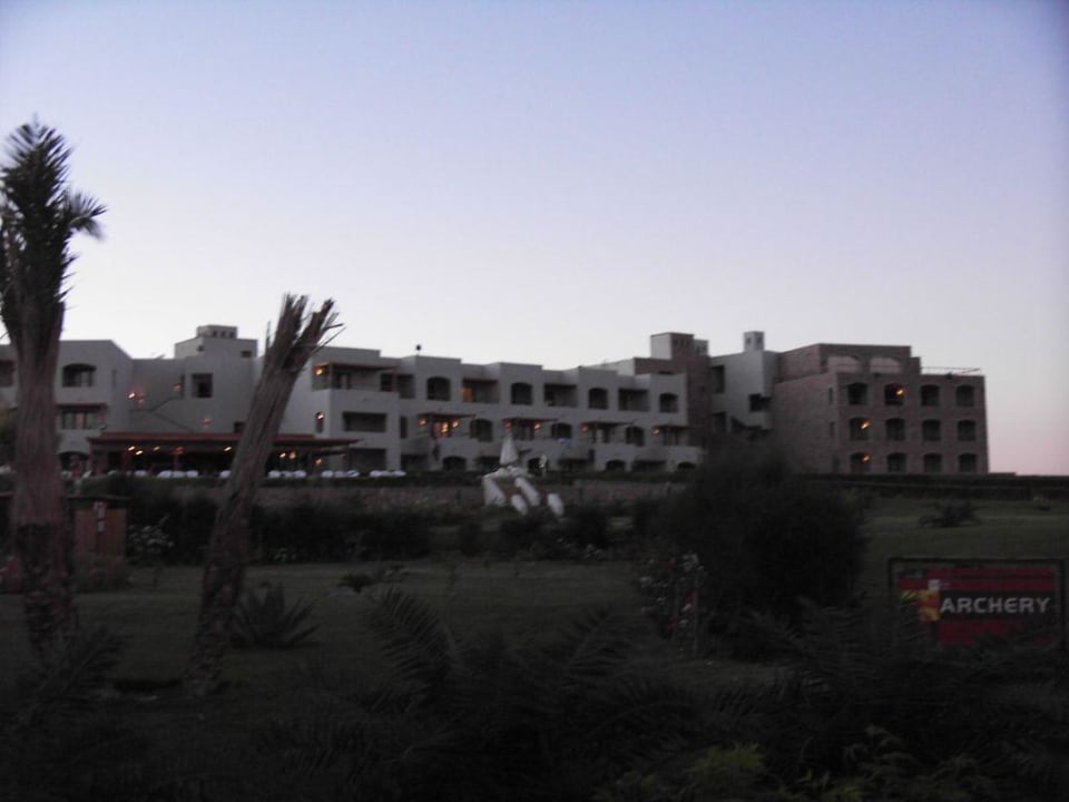 Nachbarhotel v. RM Fort Arabesque Resort, Spa & Villas