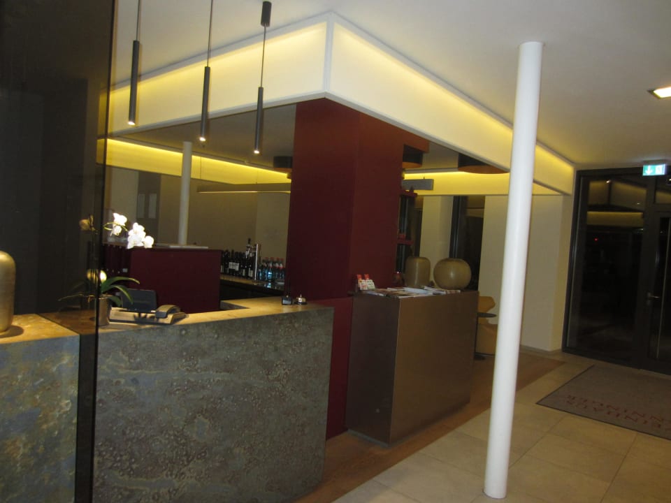 Rezeption - super Hotel tolles Restaurant Weinhaus Henninger Hotel