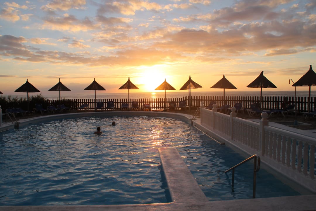 La piscine chauffée qui surplombe la mer Melia La Palma Hotel