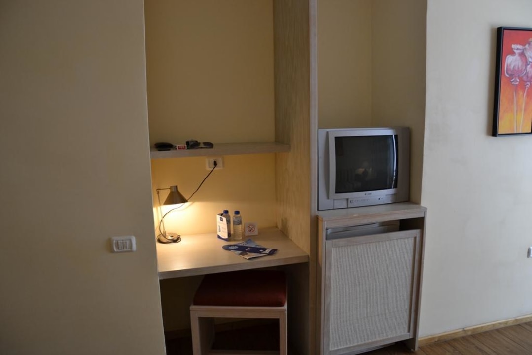 Kühlschrank und Tisch Studio Typ B allsun Hotel Los Hibiscos