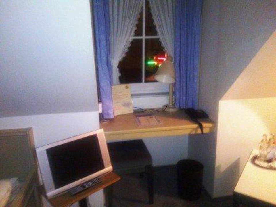 Tv und PC-Ecke im Zimmer Hotel Rellinger Hof