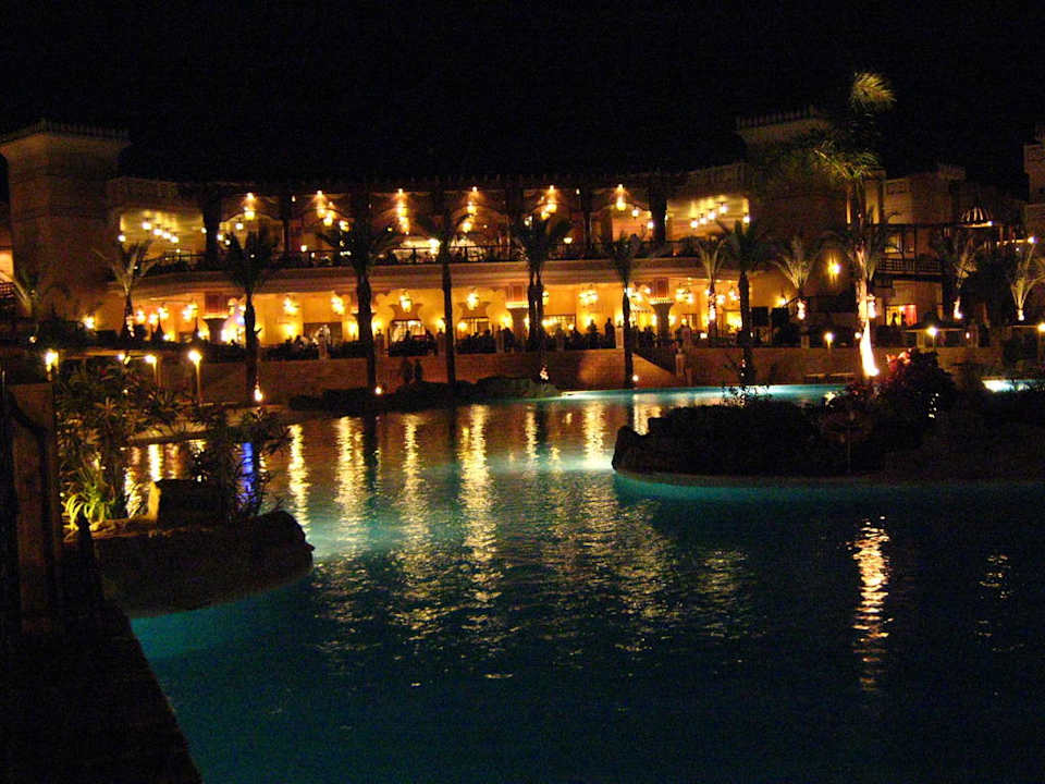 Restaurants und Terrasse am Abend Pickalbatros Palace Resort