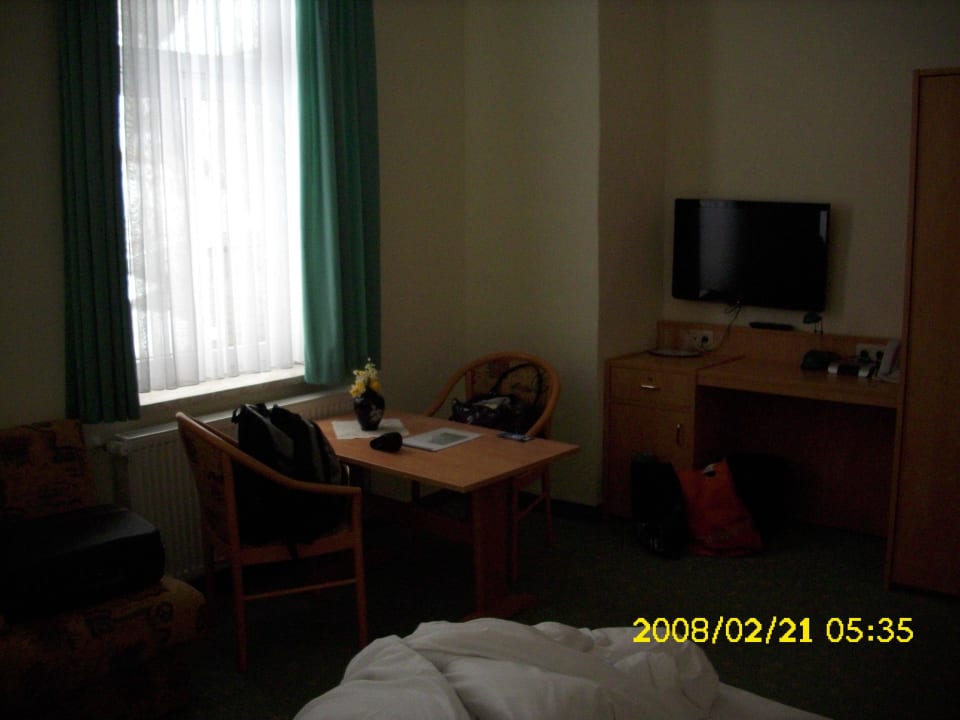 Schreibtisch und Fernseher Hotel am Schlosspark