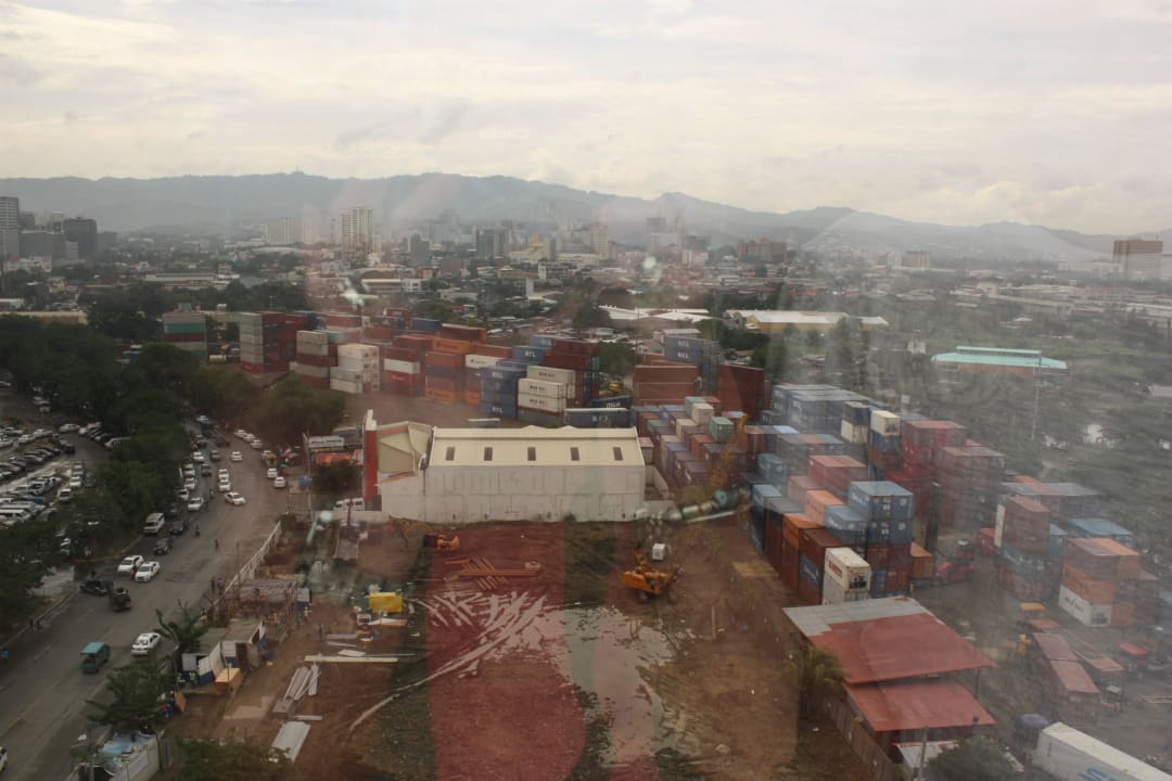 Container über Container Bayfront Hotel Cebu