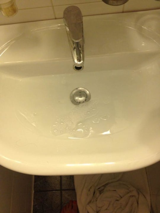 Der Abfluss ist durch Haare verstopft Hotel Enziana Wien