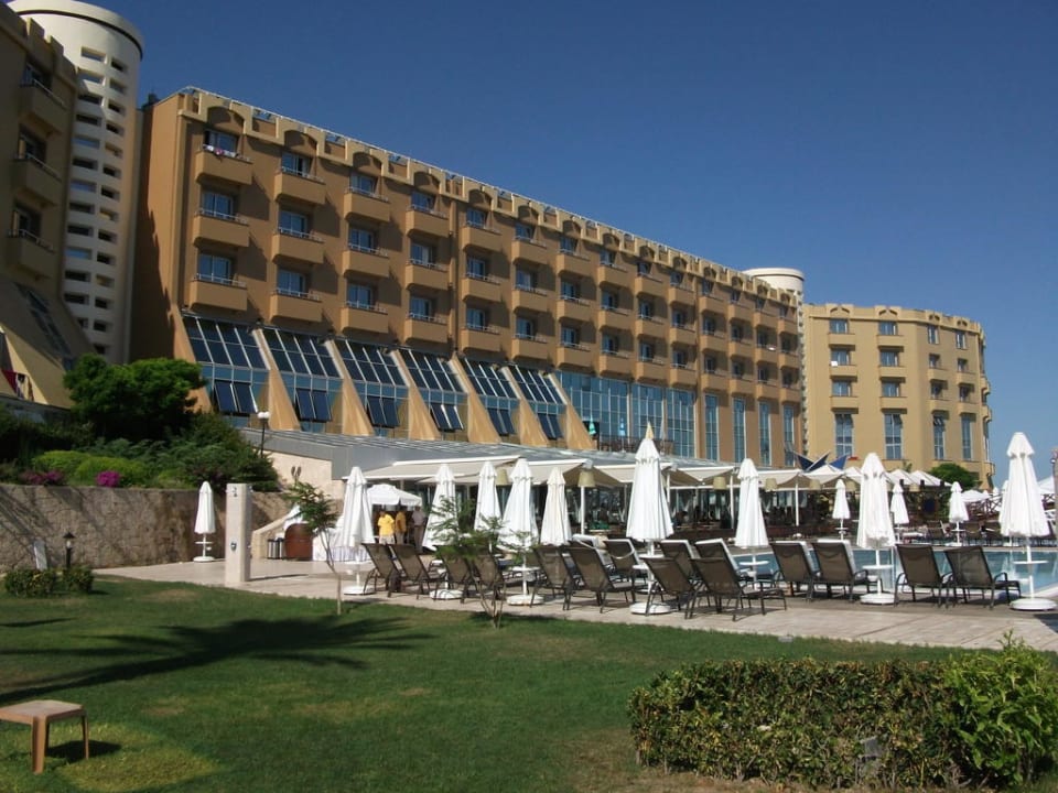 Hotelansicht vom Garten aus Merit Park Hotel