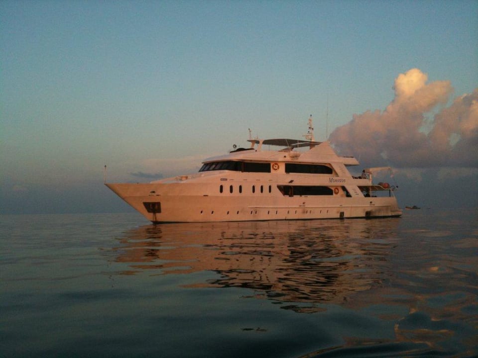 Die M/Y Monsoon in der Abenddämmerung Kuredu Island Resort & Spa
