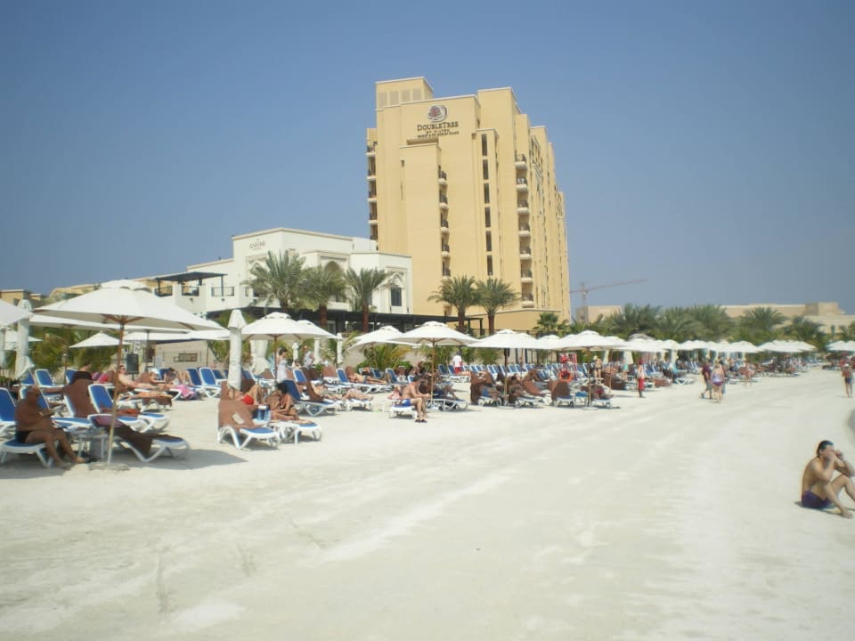Am strand zum Hauptgebäude DoubleTree by Hilton Resort & Spa Marjan Island