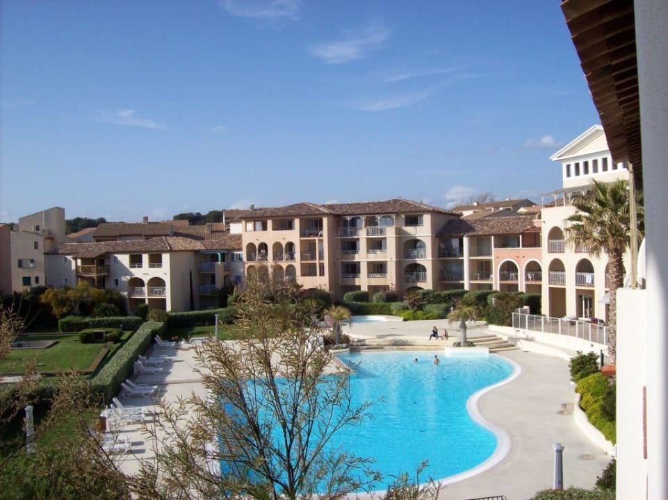 Pool und Gebäude Pierre & Vacances Residenz Les Rivages de Coudoulière