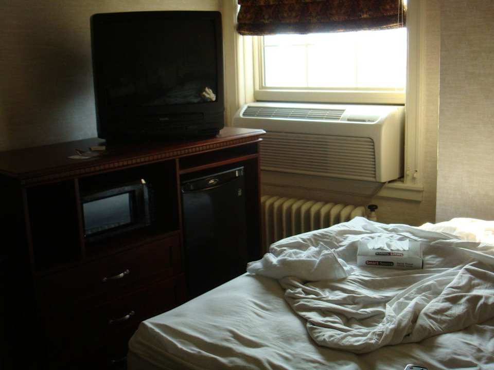 TV & Klimaanlage SureStay Signature Collection Genetti Hotel