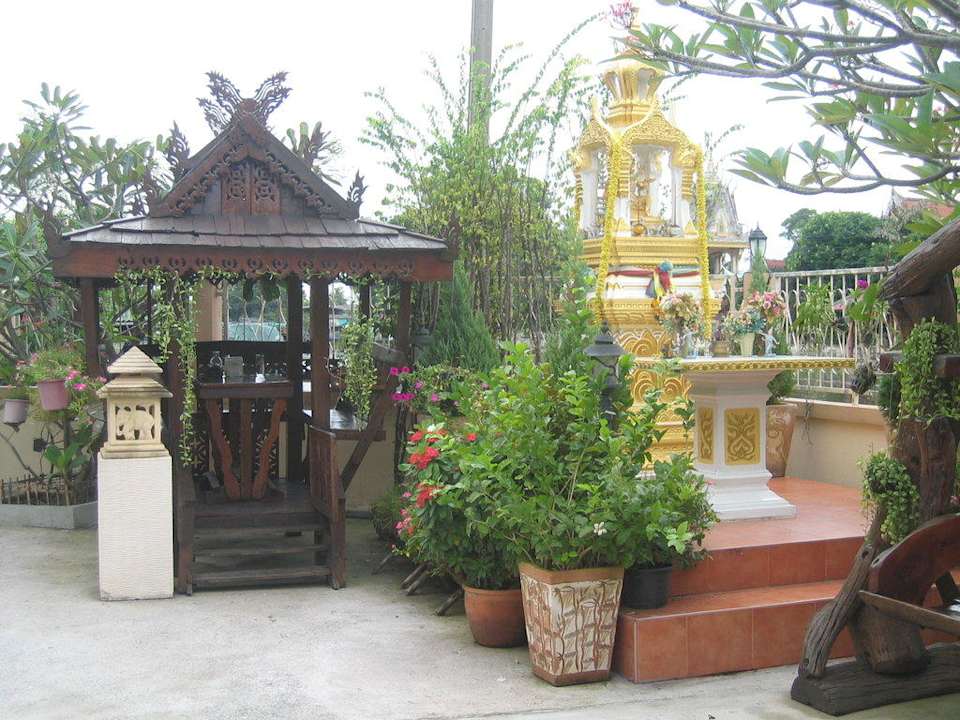 Pavillion und Haustempel Hotel Queen's Garden Resort at River View Bangkok