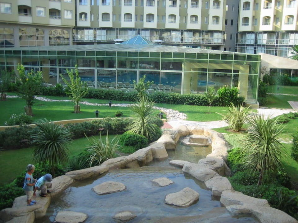 Kleiner Innenhof mit Hallenbad Selectum Family Resort Side