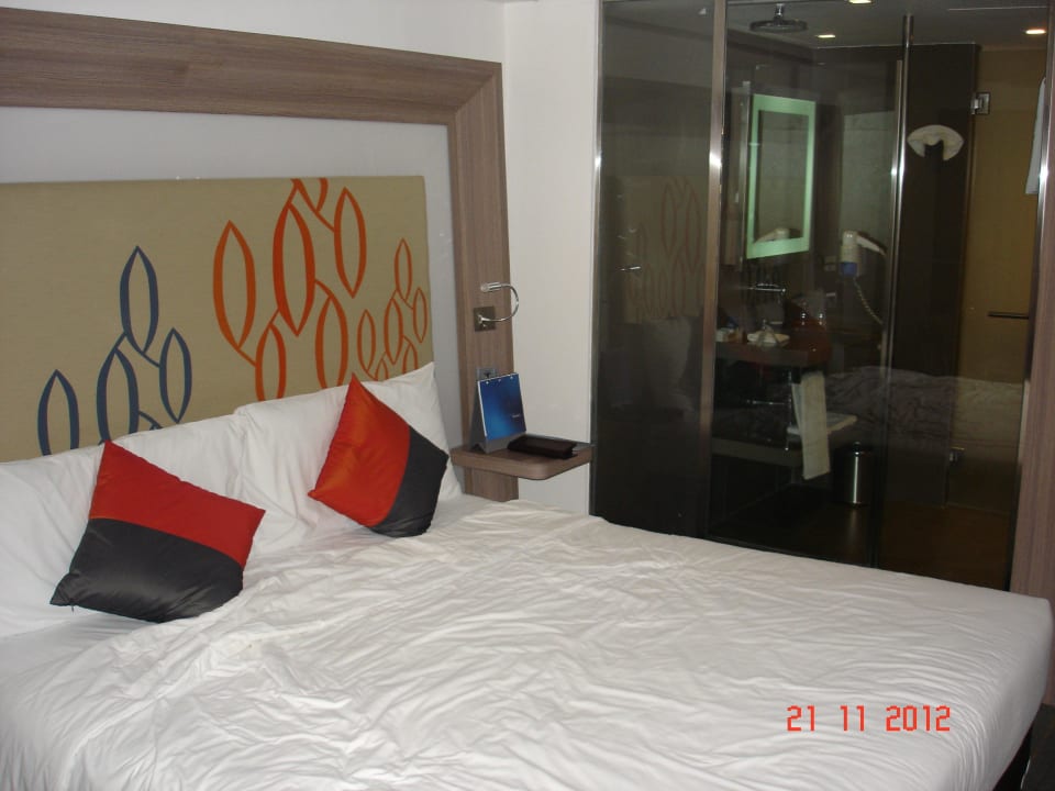 Bett zur Badseite hin Hilton Garden Inn Bangkok Silom