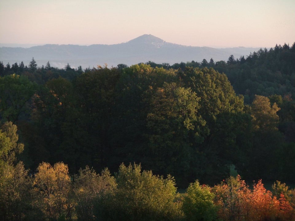 Blick zum Kaiserberg Hohenstaufen Landgasthof Deutsches Haus