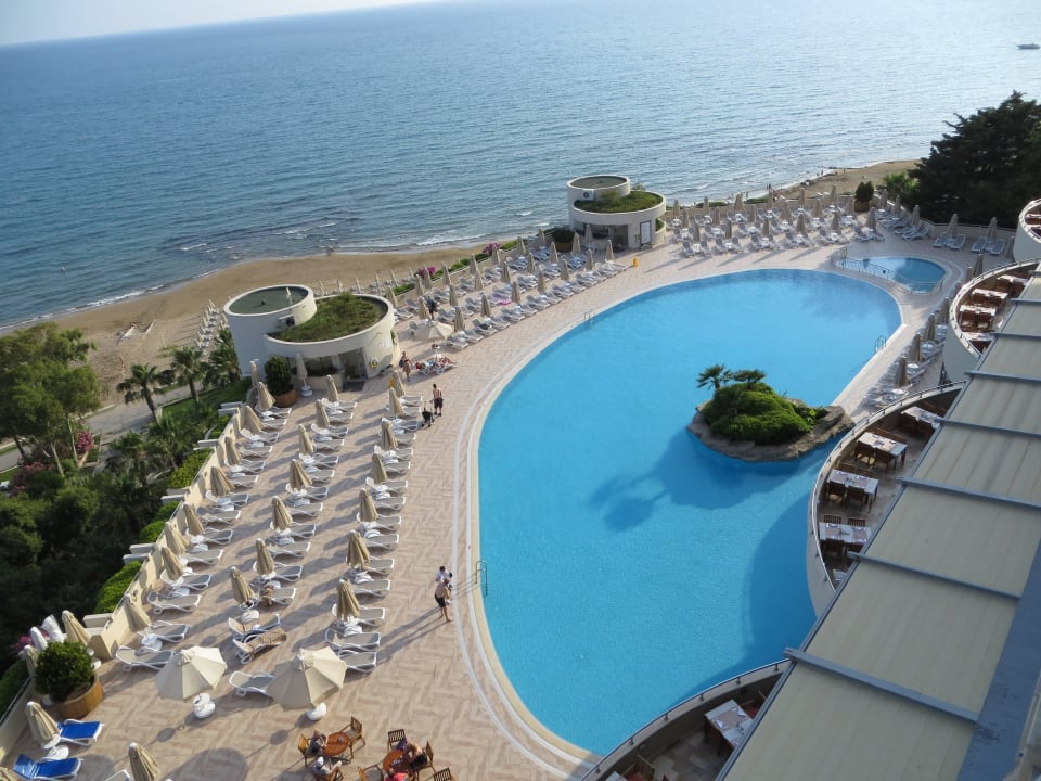 Blick auf den Pool Melas Resort Hotel