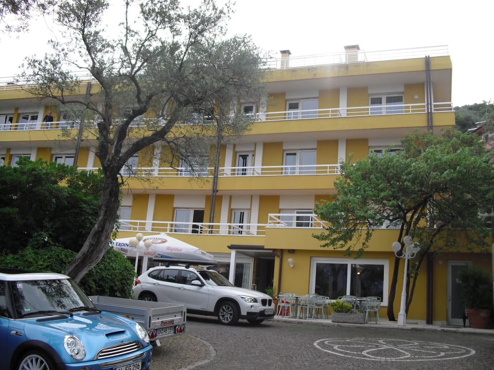 Teil vom Parkplatz & Vorplatz Hotel Internazionale