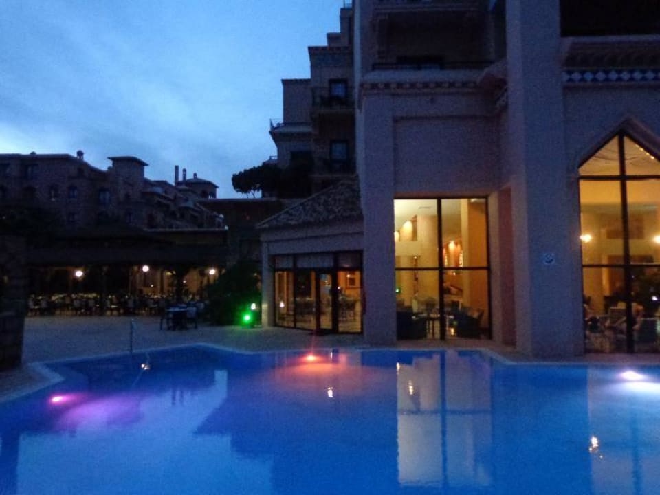 Piscina exterior tomada de noche  Playacanela Hotel