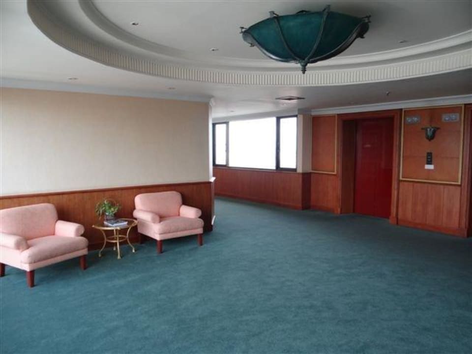 Sitzbereich beim Aufzug Royal Benja Hotel