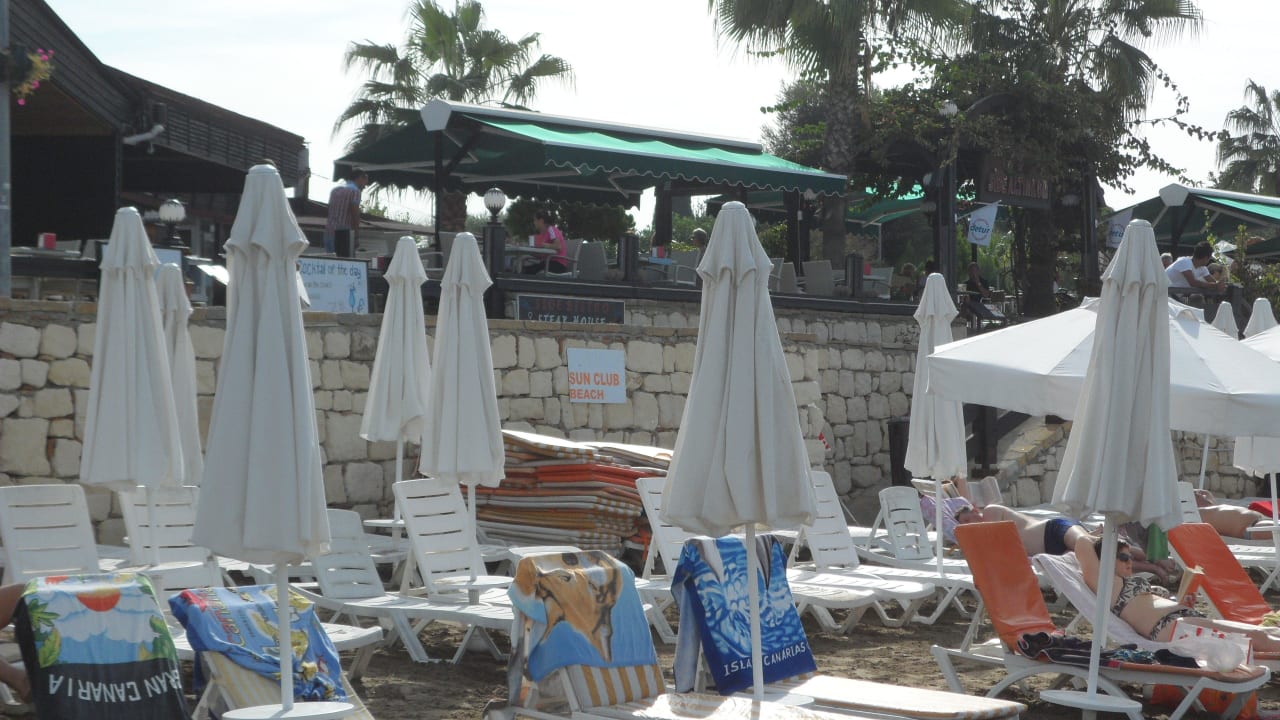 Sun Club Beach Liegen, Auflagen, Schirme ohne Gebühr  Sun Club Hotel