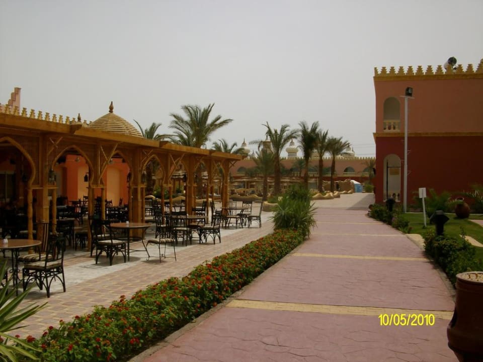 Der Weg zum Restaurant Pickalbatros Alf Leila Wa Leila Resort - Neverland Hurghada
