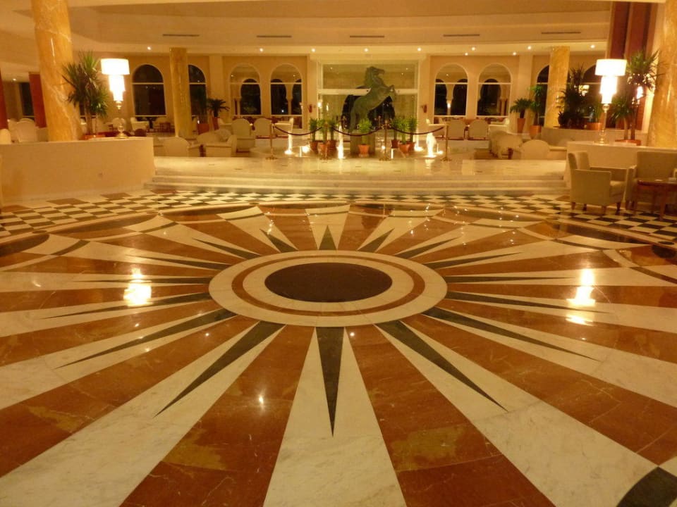 Blick duch den Aufenthaltsbereich zum Eingang Steigenberger Marhaba Thalasso Hammamet