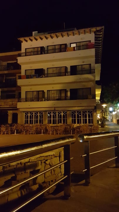 Von aussen bei Nacht  Hotel Port Corona