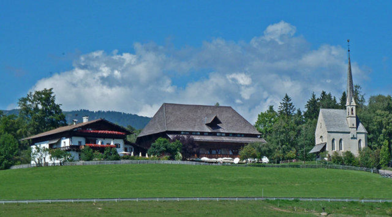 Südseite mit Landsitz, Landhaus und Kapelle Hotel Ansitz Kematen
