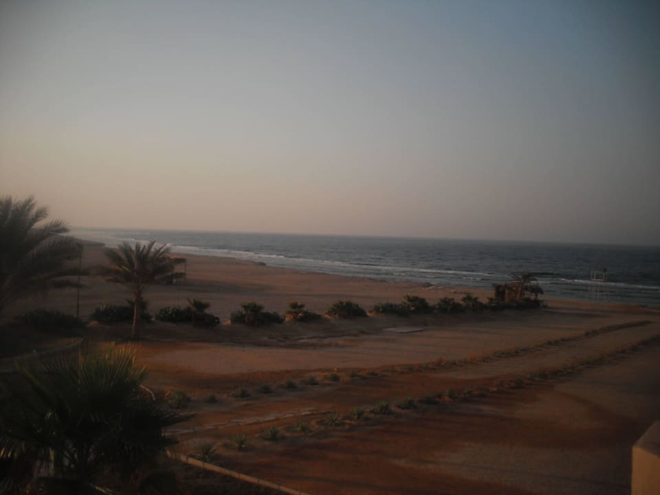 Strand vom Balkon aus Three Corners Sea Beach Resort