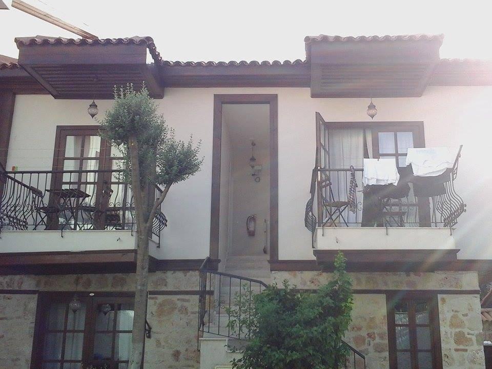 Blick vom Pool auf die Wohneinheiten The Suite Apart Hotel