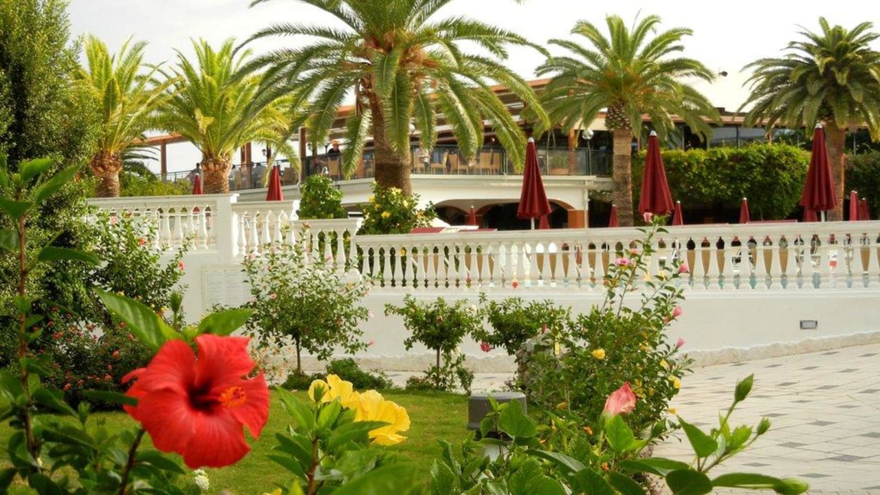 Liegeplatz am Pool Aldiana Club Rocca Nettuno Calabria