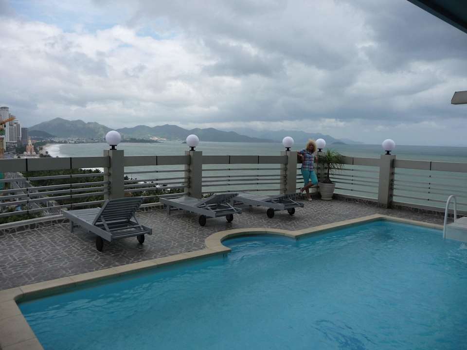 Netter Pool auf dem Dach mit toller Aussicht  Hotel Phu Quy 2