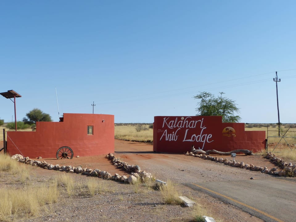 Einfahrt zur Lodge Kalahari Anib Lodge
