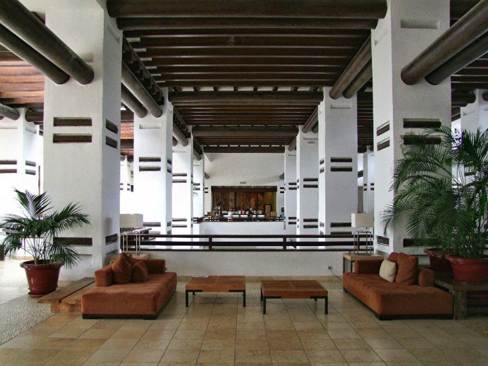Die Empfangshalle vom Hotel H10 Estepona Palace